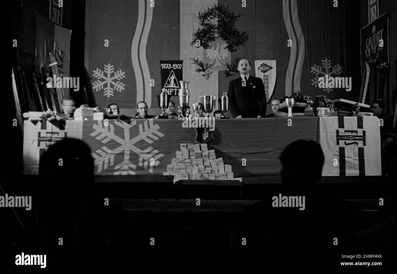 Zakopane, 1948-02-02.Mistrzostwa Polski Juniorów W konkurencjach narciarskich.W najwiêkszej po wojnie imprezie sportowej uczestniczy³o ponad 650 zawodników.uroczystoœæ wrêczenia nagród W hotelu Morskie Oko na Krupówkach. po/gr/mb PAPZakopane, 2 février 1948.Championnat de ski des moins-ans de Pologne.Le plus grand événement après la Seconde Guerre mondiale a attiré plus de 650 sportifs.Photo : cérémonie de remise des prix à l'hôtel Morskie Oko, rue Krupowki. po/gr/mb PAP Banque D'Images