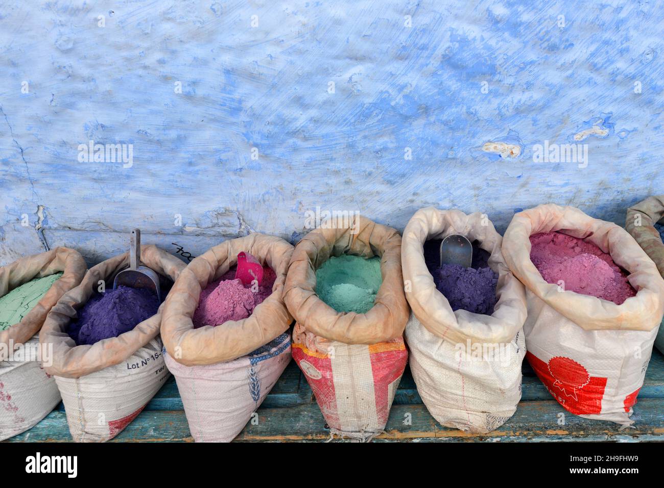 Couleurs naturelles marocaines sur un stand de vente à Chefchaouen, Maroc. Banque D'Images