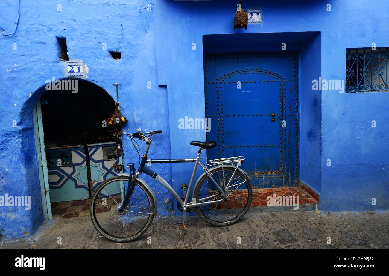 Maisons peintes traditionnellement en bleu dans la médina de
