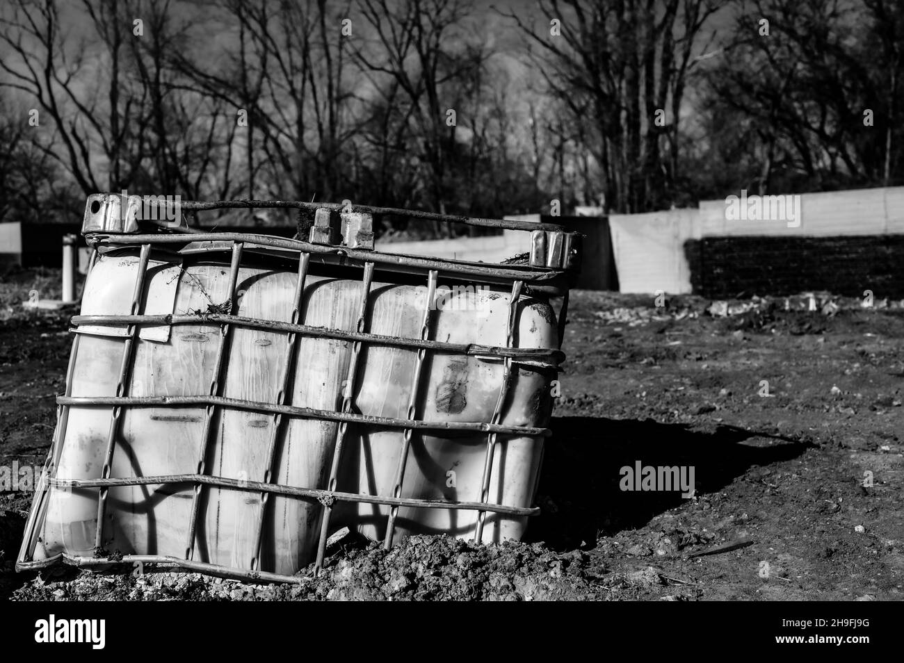 Fourre-tout en plastique en vrac endommagé abandonné sur un site de construction industrielle Banque D'Images