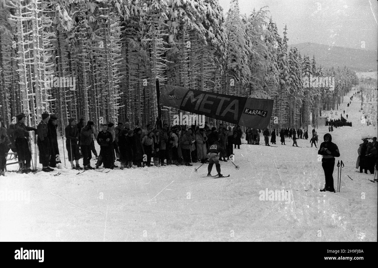 Karpacz, 1948-02-19.W dniach od 18 DO 22 lutego odbywa³y siê Mistrzostwa Narciarskie Polski.NZ. Narciarz wje¿d¿a na metê biegu zjazdowego rozgrywanego na stokach Ma³ej Kopy pod Œnie¿k¹. msa PAPKarpacz, 19 février 1948.Le championnat de ski de Pologne a eu lieu du 18 au 22 février.Photo : la ligne d'arrivée d'une course de descente sur Mala KOPA au pied de Sniezka. msa PAP Banque D'Images