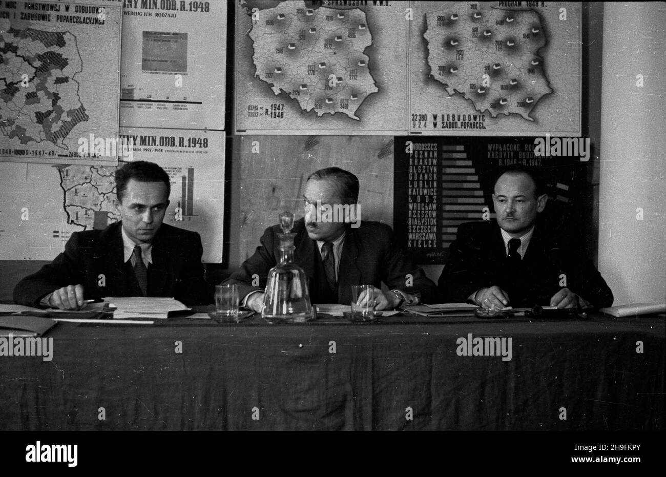 Varsovie, 1948-02-28.W dniach 27-28 lutego odby³ siê W Ministerstwie Odbudowy (alStalina 38, obecnie Al.Ujazdowskie) zjazd kierowów terenowych resortów odbudowy.NZ. m.in. ministre odbudowy Micha³ Kaczorowski (C). msa PAPVarsovie, le 28 février 1948.Le congrès des chefs de département régionaux de reconstruction s'est tenu au ministère de la reconstruction (38, avenue Stalina, actuellement avenue Ujazdowskie) les 27 et 28 février.Photo : le ministre de la reconstruction Michal Kaczorowski (au centre). msa PAP Banque D'Images