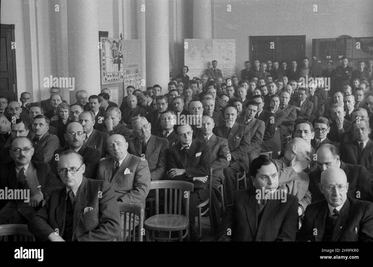 Varsovie, 1948-02-28.W dniach 27-28 lutego odby³ siê W Ministerstwie Odbudowy (alStalina 38, obecnie Al.Ujazdowskie) zjazd kierowów terenowych resortów odbudowy. msa PAPVarsovie, le 28 février 1948.Le congrès des chefs de département régional de reconstruction s'est tenu au ministère de la reconstruction (38, avenue Stalina, actuellement avenue Ujazdowskie) les 27 et 28 février. msa PAP Banque D'Images