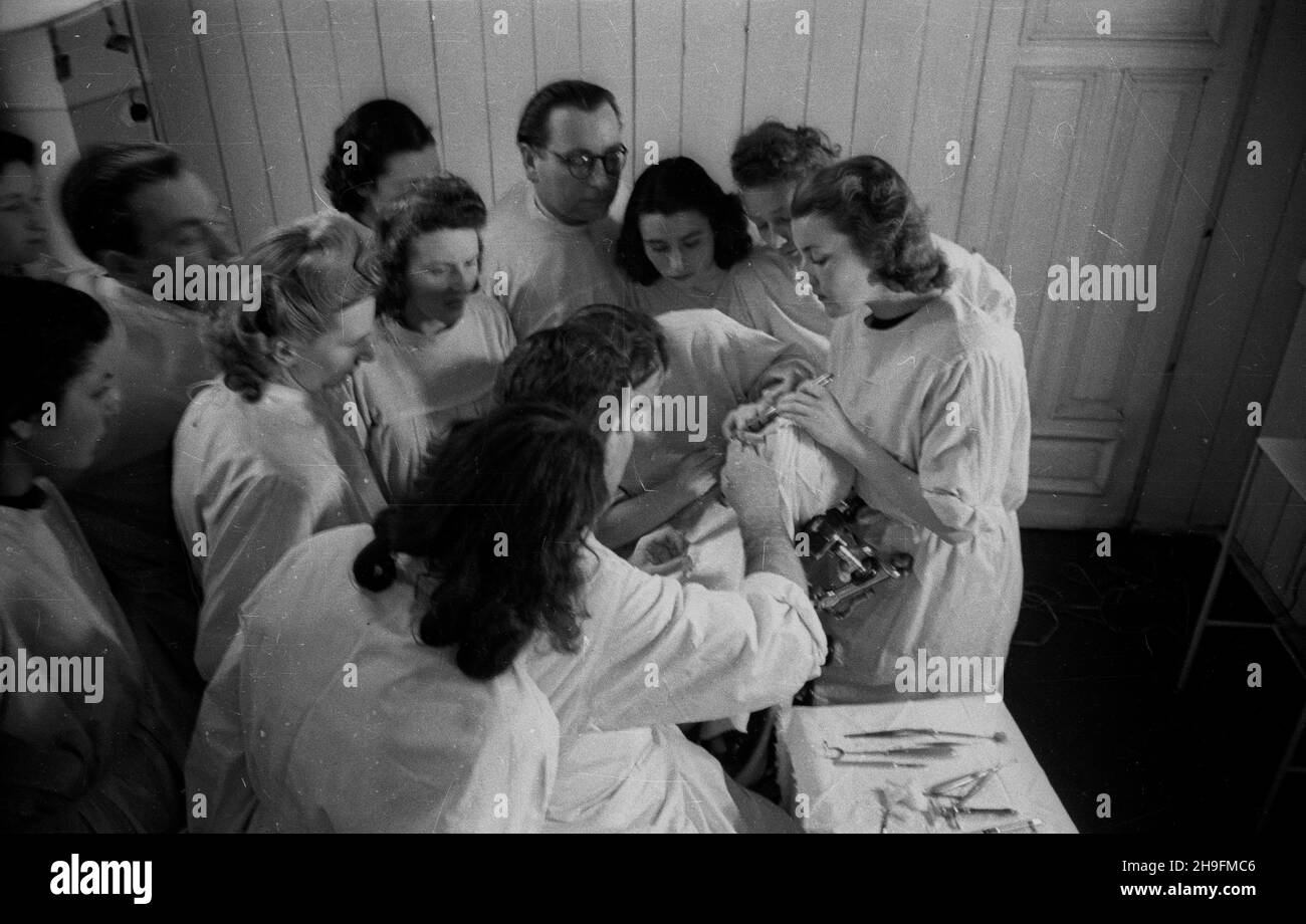 Wroc³aw, 1948-03.Liceum stomatologiczne W zespole szkó³ zawodowych przy ul.Józefa Ludwika Hauke-Bosaka 21.NZ. Zajêcia praktyczne W sali zabiagowej. uu PAP Dok³adny dzieñ wydarzenia nieustalony.Wroclaw, mars 1948.École de dentisterie au complexe de formation professionnelle situé au 21, rue Jozefa Ludwika Hauke-Bosaka.Photo : cours pratiques dans une salle de traitement. uu PAP Banque D'Images