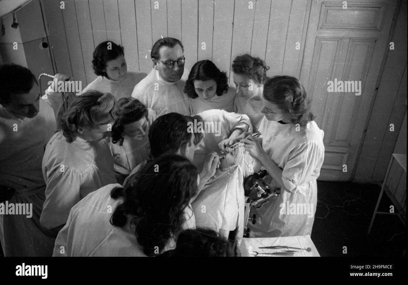 Wroc³aw, 1948-03.Liceum stomatologiczne W zespole szkó³ zawodowych przy ul.Józefa Ludwika Hauke-Bosaka 21.NZ. Zajêcia praktyczne W sali zabiagowej. uu PAP Dok³adny dzieñ wydarzenia nieustalony.Wroclaw, mars 1948.École de dentisterie au complexe de formation professionnelle situé au 21, rue Jozefa Ludwika Hauke-Bosaka.Photo : cours pratiques dans une salle de traitement. uu PAP Banque D'Images