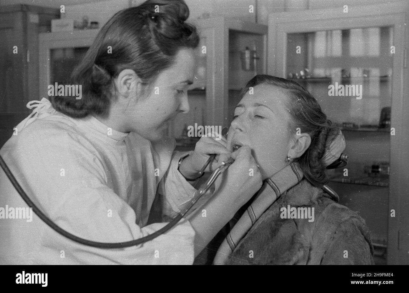 Wroc³aw, 1948-03.Liceum stomatologiczne mieszcz¹ce siê W zespole szkó³ zawodowych przy ul.Józefa Ludwika Hauke-Bosaka 21.NZ. Zajêcia praktyczne. uu PAP Dok³adny dzieñ wydarzenia nieustalony.Wroclaw, mars 1948.École de dentisterie au complexe de formation professionnelle situé au 21, rue Jozefa Ludwika Hauke-Bosaka.Photo : cours pratiques dans une salle de traitement. uu PAP Banque D'Images