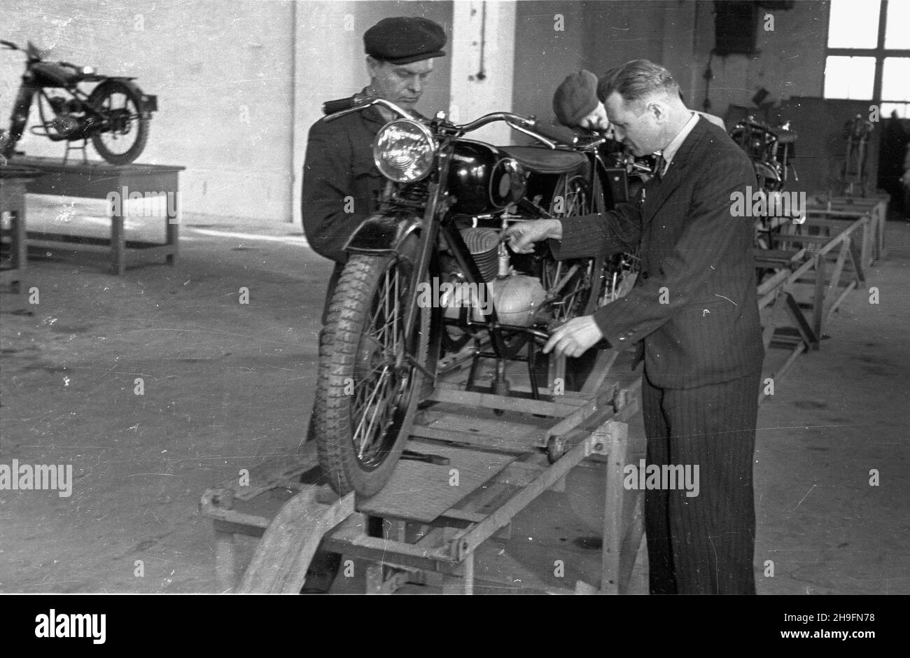 Varsovie, 1948-03.Pañstwowe Zak³ady Satochodowe n°2 przy ul.Miñskiej 25.NZ. monta¿ W hali nr 20 motocykli modèle SHL M02. uu PAP Dok³adny dzieñ wydarzenia nieustalony.Varsovie, mars 1948.L'usine automobile d'État n° 2 au 25, rue Minska.Photo : assemblage de la moto SHL M02 au magasin No 20. uu PAP Banque D'Images