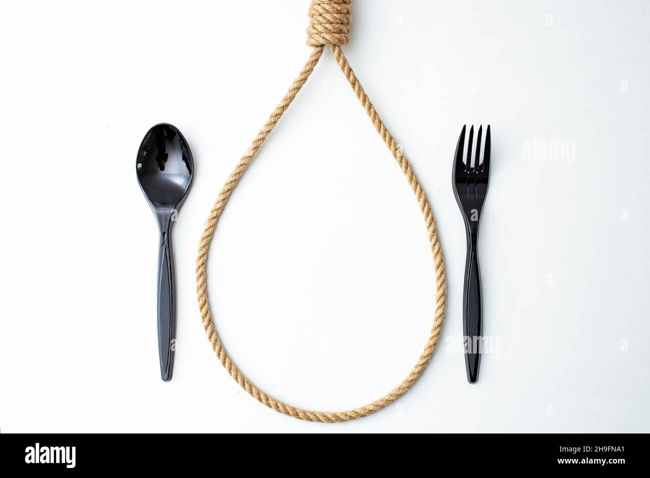 couverts en plastique et un jute corde hangman noose, suicide lié à la nourriture Banque D'Images