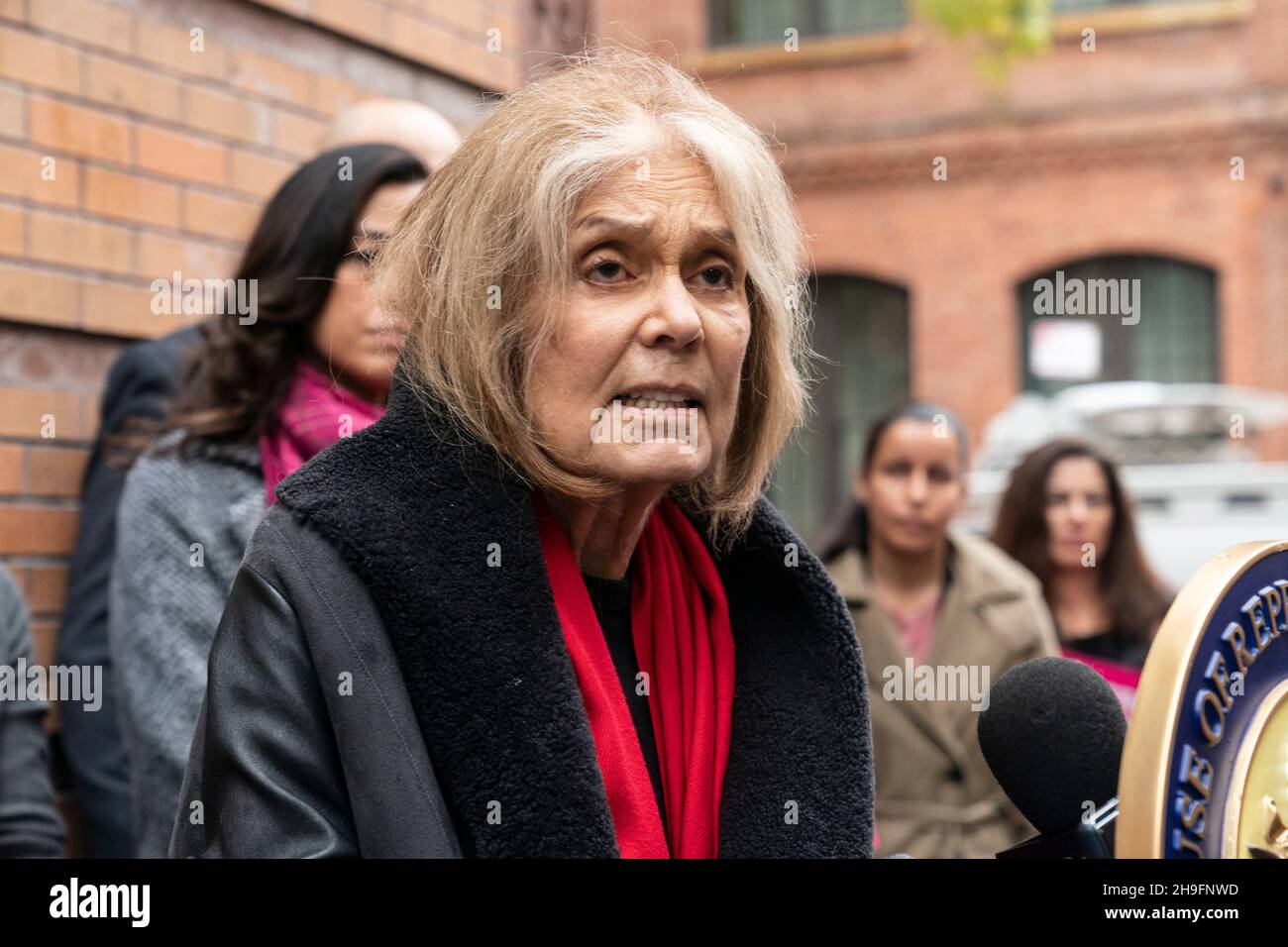 New York, NY - 6 décembre 2021 : Gloria Steinem parle en tant que représentants élus et les défenseurs appellent à la justice reproductive et à l'équité en santé devant le Bureau de la planification familiale Banque D'Images