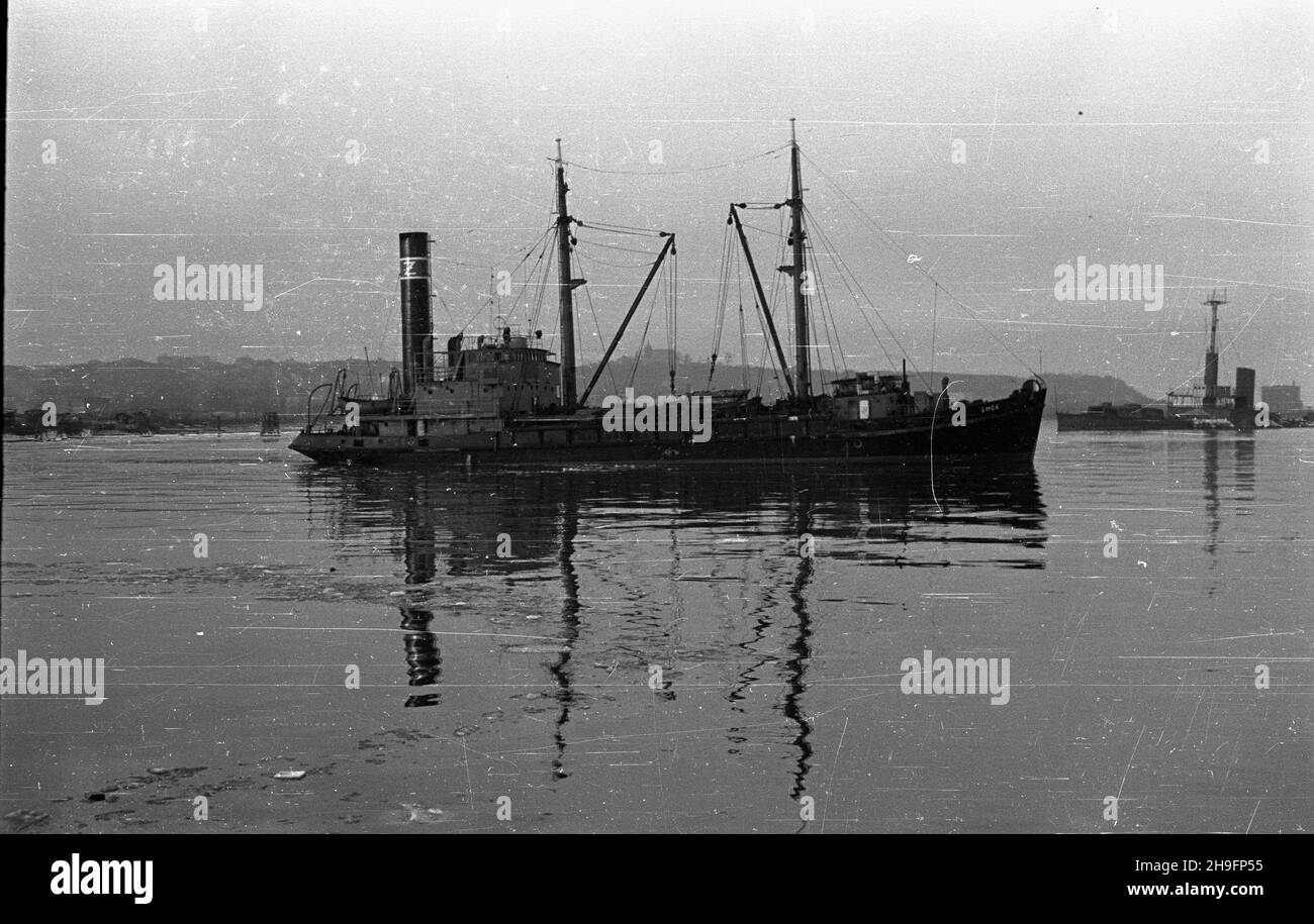 Gliwice, 1948-03.Port Gliwicki ¿eglugi œródl¹dowej przy ulicy Portowej.Powsta³ przed II wojn¹ œwiatow¹ równolegle z budow¹ nowego Kana³u Gliwickiego, maj¹cego zast¹piæ przestarza³y Kana³ K³odnicki.Faites 1939 r.Niemcy oddali do u¿ytku port prze³adunkowy, zawieraj¹cy dwa g³ówne baseny: pó³nocny i po³udniowy oraz stacjê kolejow¹.W 1945 r. wraz z w³¹czeniem Górnoœl¹skiego Okrêgu Przemys³owego do Polski, Gliwice sta³y siê wa¿nym wêz³em komunikacyjnym dla przemys³u wydogywczego.Z Portu Gliwickiego wyrusza³y kana³em barki za³adowane wêglem, koksem i rud¹ do Kêdzierzyna-KoŸla, par stamt¹d pop³yn¹æ O Banque D'Images