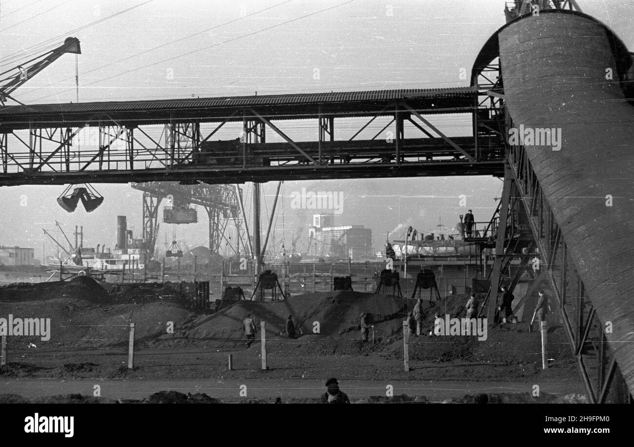 Gliwice, 1948-03.Port Gliwicki ¿eglugi œródl¹dowej przy ulicy Portowej.Powsta³ przed II wojn¹ œwiatow¹ równolegle z budow¹ nowego Kana³u Gliwickiego, maj¹cego zast¹piæ przestarza³y Kana³ K³odnicki.Faites 1939 r.Niemcy oddali do u¿ytku port prze³adunkowy, zawieraj¹cy dwa g³ówne baseny: pó³nocny i po³udniowy oraz stacjê kolejow¹.W 1945 r. wraz z w³¹czeniem Górnoœl¹skiego Okrêgu Przemys³owego do Polski, Gliwice sta³y siê wa¿nym wêz³em komunikacyjnym dla przemys³u wydogywczego.Z Portu Gliwickiego wyrusza³y kana³em barki za³adowane wêglem, koksem i rud¹ do Kêdzierzyna-KoŸla, par stamt¹d pop³yn¹æ O Banque D'Images