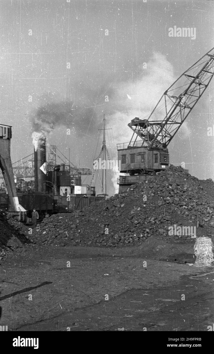 Gliwice, 1948-03.Port Gliwicki ¿eglugi œródl¹dowej przy ulicy Portowej.Powsta³ przed II wojn¹ œwiatow¹ równolegle z budow¹ nowego Kana³u Gliwickiego, maj¹cego zast¹piæ przestarza³y Kana³ K³odnicki.Faites 1939 r.Niemcy oddali do u¿ytku port prze³adunkowy, zawieraj¹cy dwa g³ówne baseny: pó³nocny i po³udniowy oraz stacjê kolejow¹.W 1945 r. wraz z w³¹czeniem Górnoœl¹skiego Okrêgu Przemys³owego do Polski, Gliwice sta³y siê wa¿nym wêz³em komunikacyjnym dla przemys³u wydogywczego.Z Portu Gliwickiego wyrusza³y kana³em barki za³adowane wêglem, koksem i rud¹ do Kêdzierzyna-KoŸla, par stamt¹d pop³yn¹æ O Banque D'Images