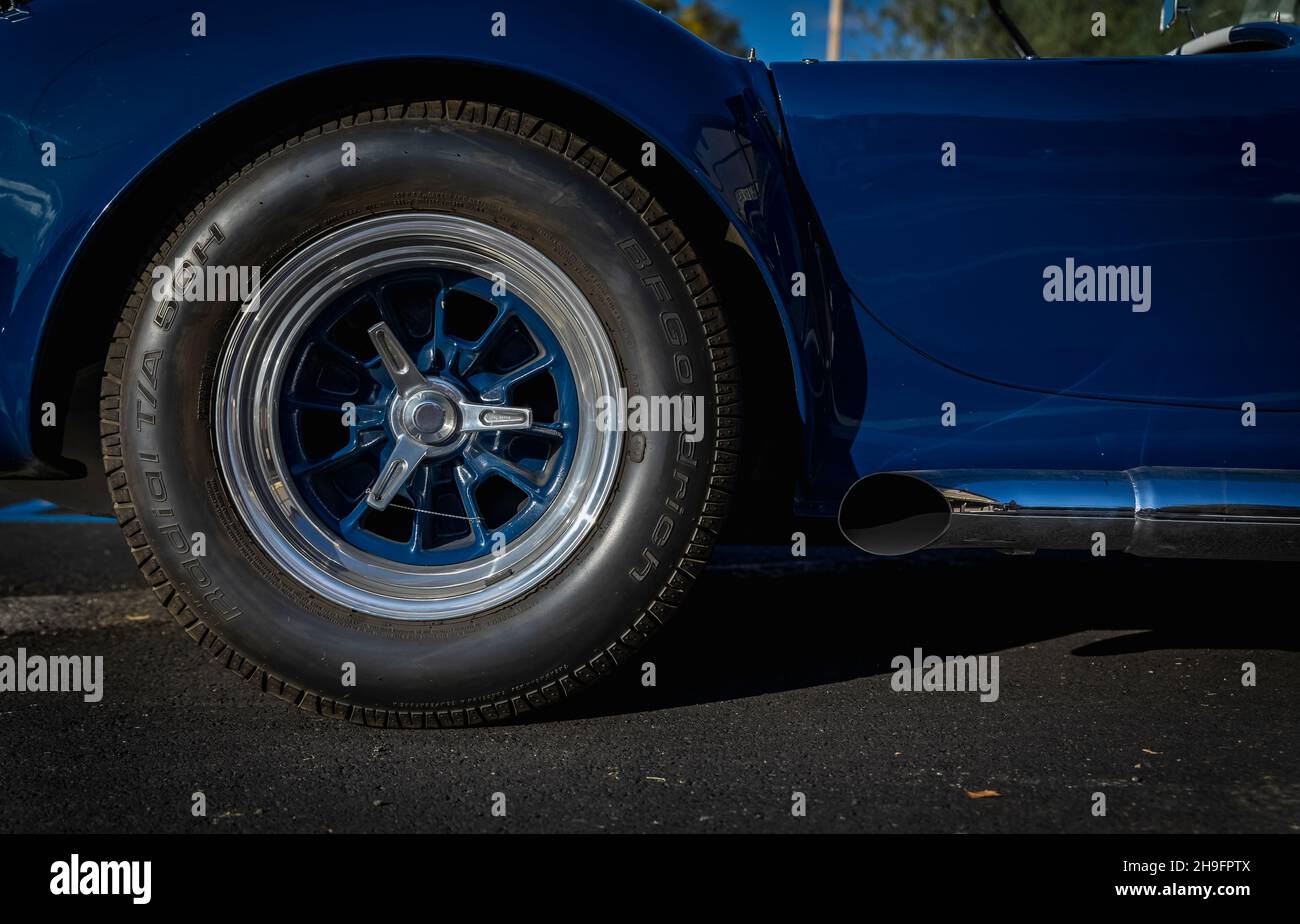 Placerville, États-Unis - novembre 25 2020: Roue et tuyau d'échappement d'une voiture classique de muscle américain rare, cabriolet vintage bleu 1967 Ford Shelby Cobra 427 Banque D'Images