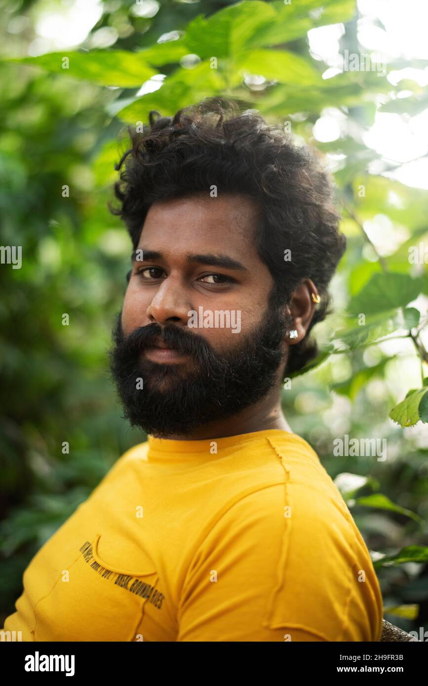 Beau modèle masculin dans un parc public, modèle masculin indien avec fond vert Banque D'Images