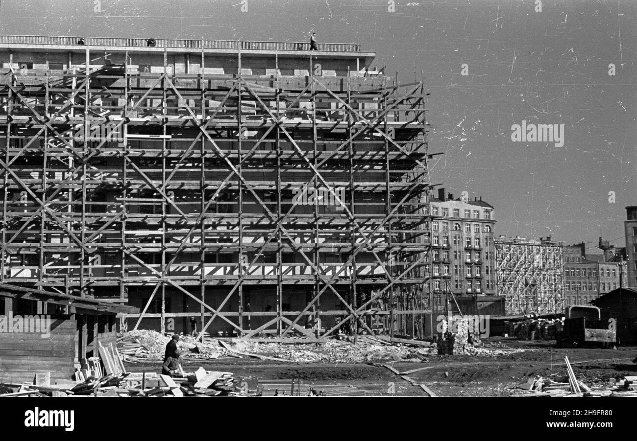 Varsovie, 1948-03.Budowa bloków mieszkkalnych dla pracowników Narodowego Banku Polskiego przy placu Unii Lubelskiej.Inwestycja ta zosta³a zapocz¹tkowana jeszcze przed II wojn¹ œwiatow¹, do 1939 r. powsta³y konstrukcje noœne i stropy dachtzw. Bloków A, B i C. W 1946 r. przyst¹piono do prac wykoñczeniowych elewacji i infrastruktury budynków.NZ. Plac budowy. uu PAP Dok³adny dzieñ wydarzenia nieustalony.Varsovie, mars 1948.Construction de blocs d'appartements pour les employés de la Banque nationale de Pologne sur la place Unii Lubelskiej.L'investissement a été lancé avant la Seconde Guerre mondiale, en 1939 la charge-beari Banque D'Images