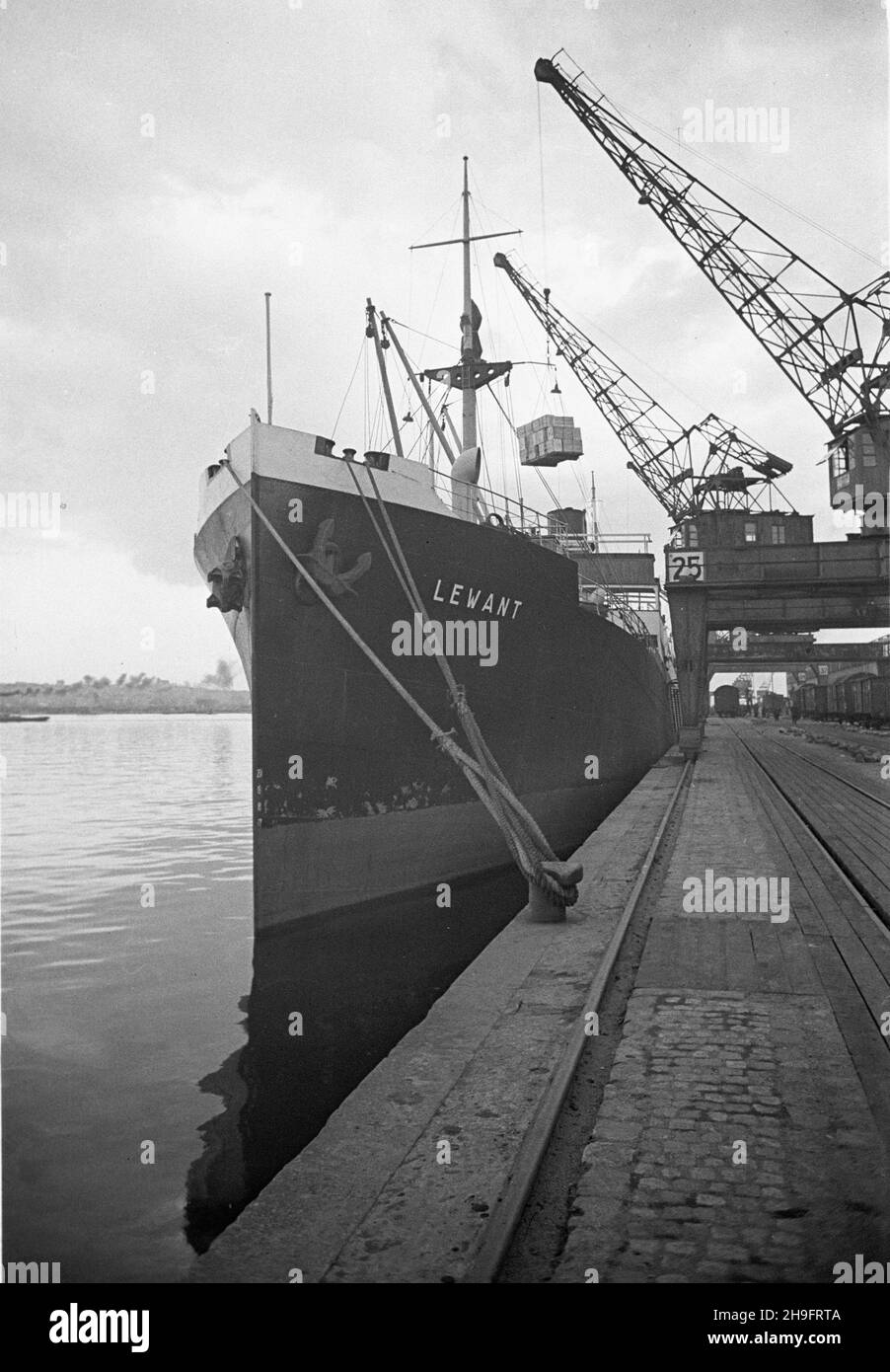 Gdynia, 1948-03.Nabrze¿e strrefy wolnoc³owej W porcie morskim.statek Lewant, który przywióz³ z Palestinyy pomarañcze W iloœci 36 tys. Skrzyñ po 50 kg ka¿da. uu PAP Dok³adny dzieñ wydarzenia nieustalony.Gdynia, mars 1948.Quai de la zone hors taxes dans le port maritime.Photo: Le navire de Lewant qui a apporté 36 mille caisses de 50 kilotonnes avec des oranges de Palestine. uu PAP Banque D'Images