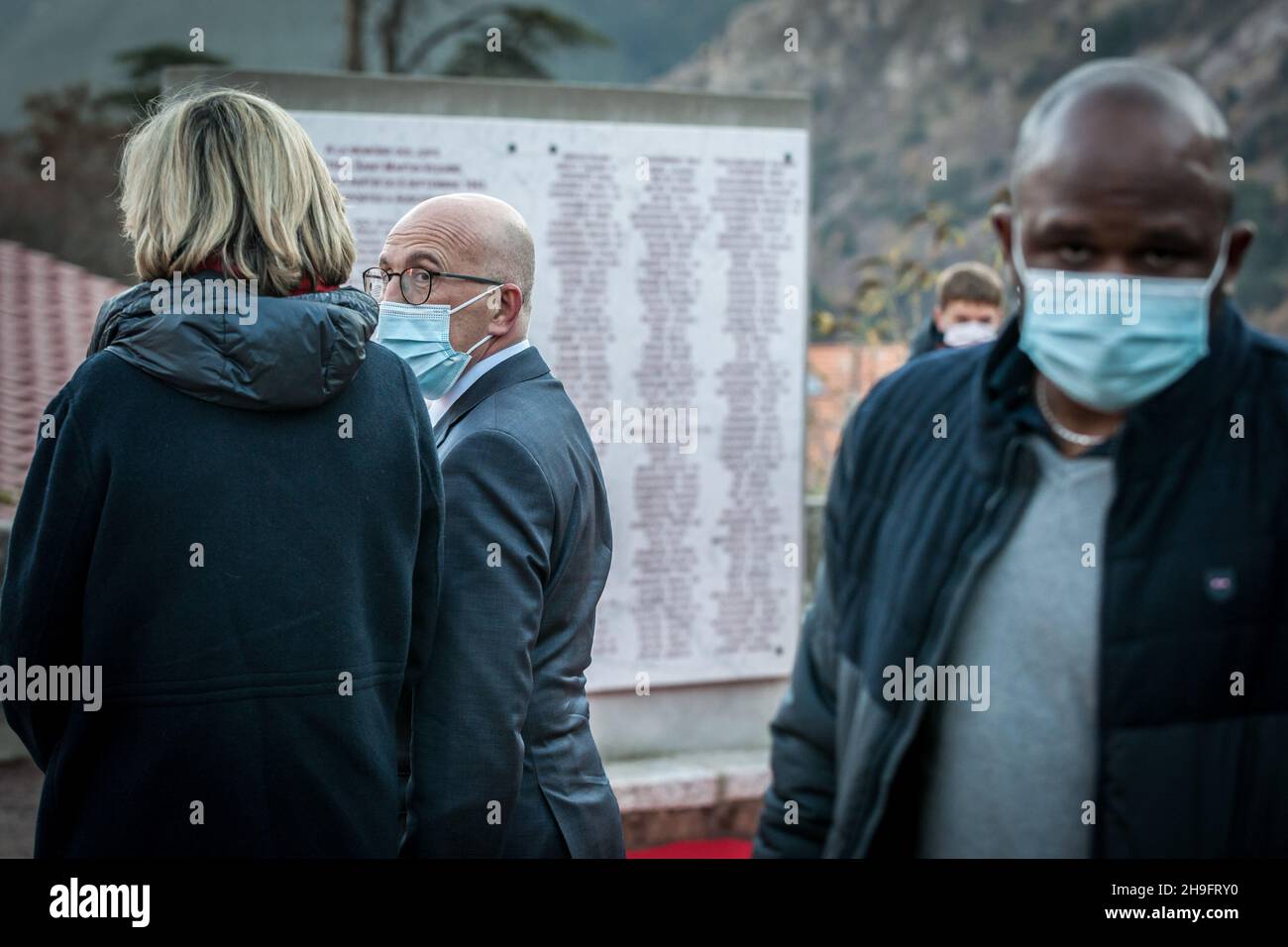 Valérie Pecresse et Eric Ciotti vus lors de la cérémonie d'hommage des victimes de la guerre au village de Saint-Martin-de-Vesubie.Valérie Pecresse, Présidente de la région Ile de France a été nommée après le vote des militants comme candidat du parti les républicains (LR) pour l'élection de la présidence de la république française en 2022.Elle a battu Eric Ciotti au deuxième tour.Sa première sortie en tant que candidate a été, à l'invitation de son challenger défait, une visite au village natal de la famille Ciotti, dans les montagnes des Alpes-Maritimes. Banque D'Images