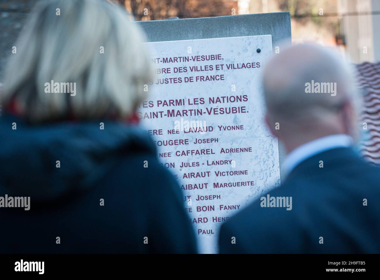 Valérie Pecresse et Eric Ciotti, de derrière se trouvent devant le monument aux justes de la Nation, au village de Saint-Martin-de VÈsubie.Valérie Pecresse, Présidente de la région Ile de France a été nommée après le vote des militants comme candidat du parti les républicains (LR) pour l'élection de la présidence de la république française en 2022.Elle a battu Eric Ciotti au deuxième tour.Sa première sortie en tant que candidate a été, à l'invitation de son challenger défait, une visite au village natal de la famille Ciotti, dans les montagnes des Alpes-Maritimes.(Photo Banque D'Images