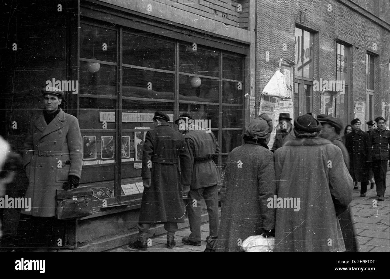 Varsovie, 1948-03.Dzia³ Wydawniczo Fotograficzny Przedsiêbiorstwa Pañstwowego film Polski.NZ. Witryna przedstawicielstwa PPFP przy ulicy Marsza³kowskiej nr 56. uu PAP/Stanis³aw D¹browiecki Dok³adny dzieñ wydarzenia nieustalony.Varsovie, mars 1948.Le Département de l'édition et de la photographie du film polonais d'entreprise d'État (PPFP).Photo : la fenêtre du bureau PPFP au 56, rue Marszalkowska. uu PAP/Stanislaw Dabrowiecki Banque D'Images