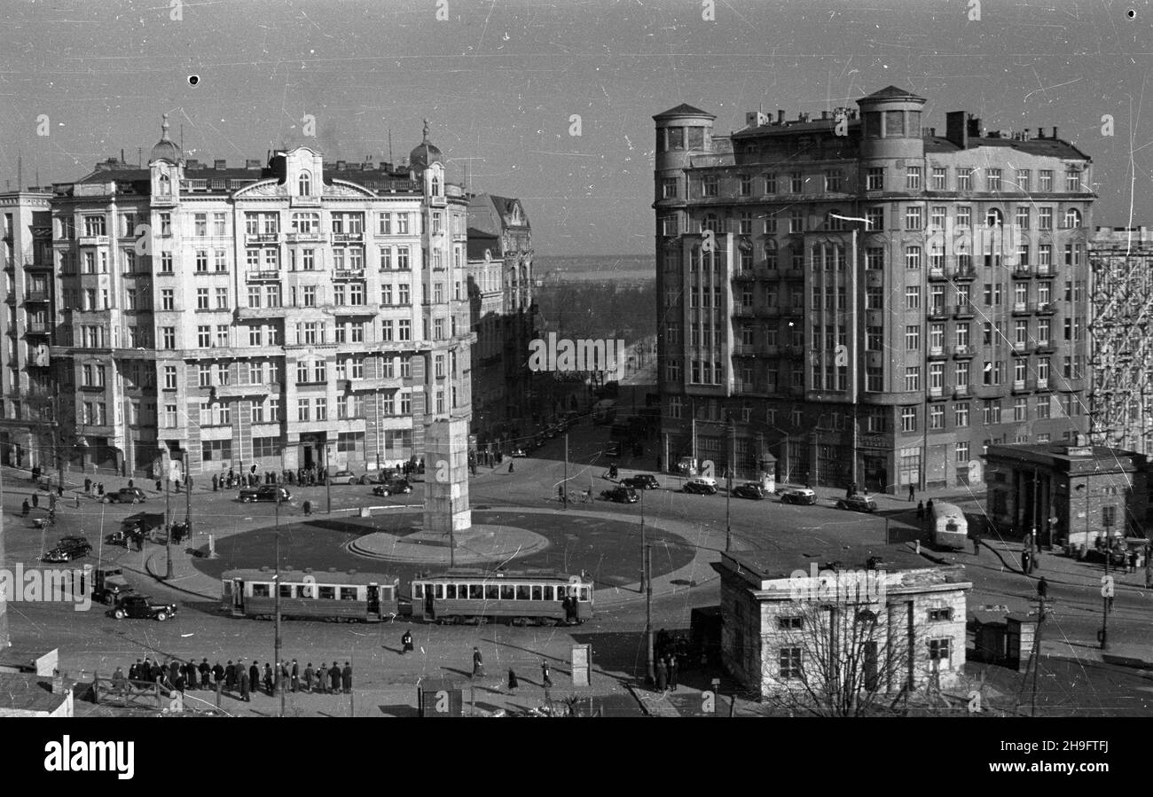 Varsovie, 1948-03.Plac Unii Lubelskiej na granicy dzielnicy Œródmieœcie ze Starym Mokotowem.Zabytkowe kamienice z lat 1911-1912: z prawej Jana £askiego (na rogu ulic Bagatela i Klonowa), z lewej Adama Bromke (róg alei Szucha i ulice Bagatela).Z prawej widoczne dwie rogatki mokotowskie (dawne wrota wjazdowe do stolicy).Centralnie pusty cokó³ po pomniku Lotników, zniszczonym podczas II wojny œwiatowej. uu PAP Dok³adny dzieñ wydarzenia nieustalony.Varsovie, mars 1948.Place UNII Lubelskiej située entre les quartiers de Srodmiescie et de Old Mokotow.Photo : principe historique de hou Banque D'Images