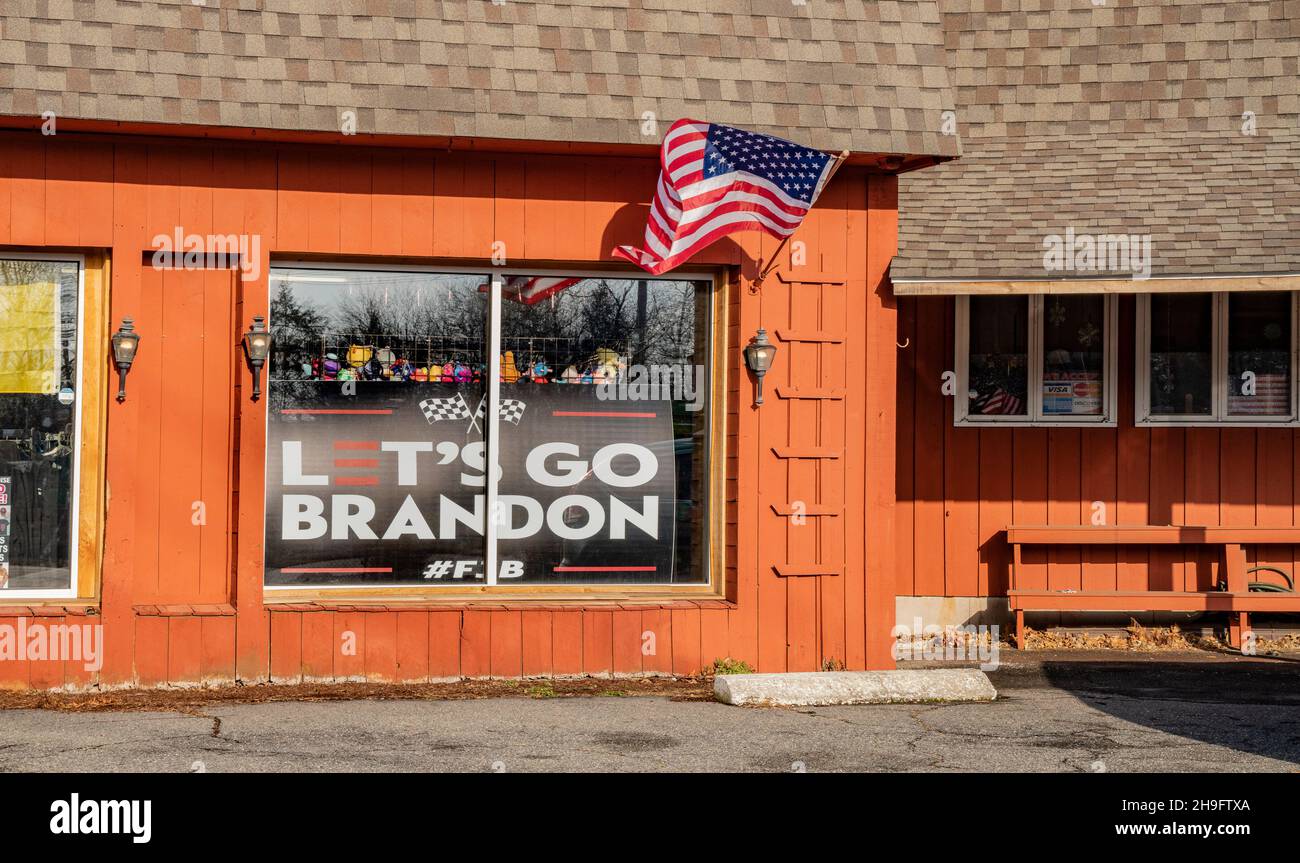 6 décembre 2021, North Attleborough, Massachusetts, États-Unis : extérieur du magasin de Lets Go Brandon sur North Washington Street à North Attleborough, Massachusetts.« allons, Brandon » est devenu un chant anti-Biden de droite après que Brandon Brown a remporté une course NASCAR en Alabama le 9 octobre.Credit: Keiko Hiromi/AFLO/Alay Live News Banque D'Images