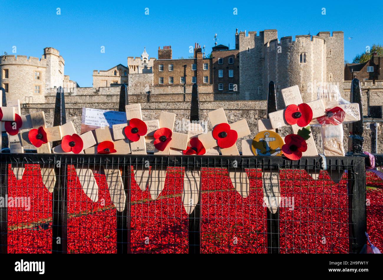Blood balayée terres et Mers of Red, une œuvre d'art d'installation en 2014 dans le fossé de la Tour de Londres pour le Centenaire de la Grande Guerre, Royaume-Uni.Croix en bois Banque D'Images