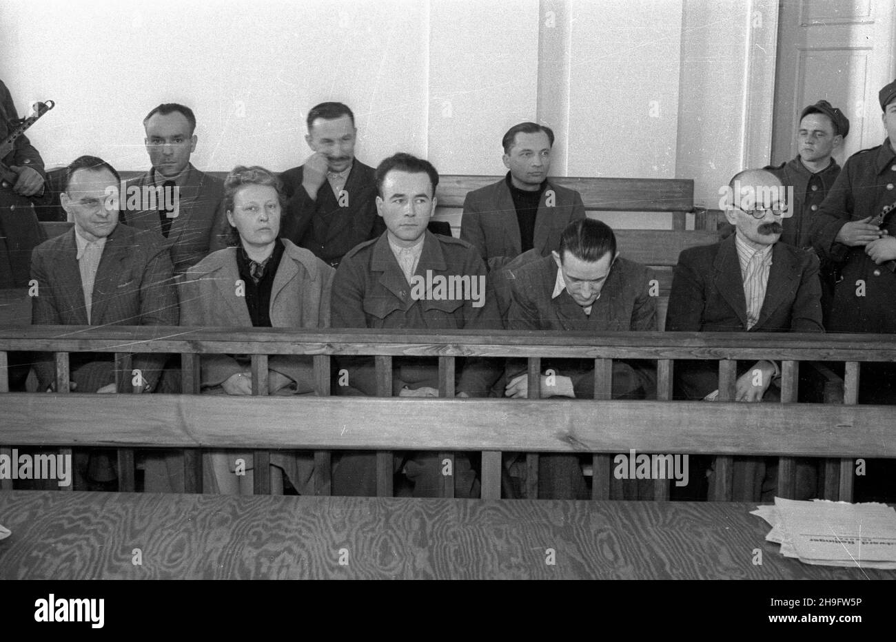 Varsovie, 1948-03-03.Proces prisés Wojskowym S¹dem Rejonowym W Warszawie tzw. Grupy Witolda, Witolda Pileckiego i jego towarzyszy: Marii Szel¹gowskiej, Tadeusza P³u¿añskiego, Ryszarda Jamontta-Krzywickiego, Maksymiliana Kauckiego, Witolda, Witolkiego,¿Makarego Sieradzkiego i Jerzego Nowakowskiego.Pilecki, ¿o³nierz Armii Krajowej, który po uwiezieniu W Oœwiêcimiu, W obozie utworzy³ siatkê konspiracyjn¹ Pañstwa Podziemnego - zosta³ oskar¿ony o wspó³pracê z wywiadem obcego mocarstwa oraz wspó³pracê z II Korpusemem.G³ównego oskar¿onego sk³ad sêdziowski pod przewodnictwem pp³k.Jana Hryckowiana skaz Banque D'Images