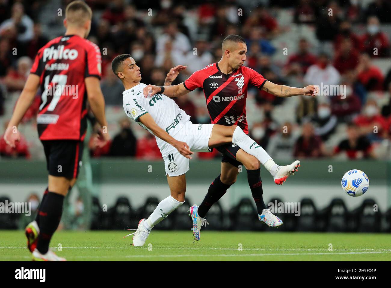 6 décembre 2021 ; Arena da Baixada, Curitiba, Brésil ; série brésilienne A,Athletico Paranaense versus Palmeiras; Nicolas d'Athletico Paranaense et Giovani de Palmeiras Banque D'Images