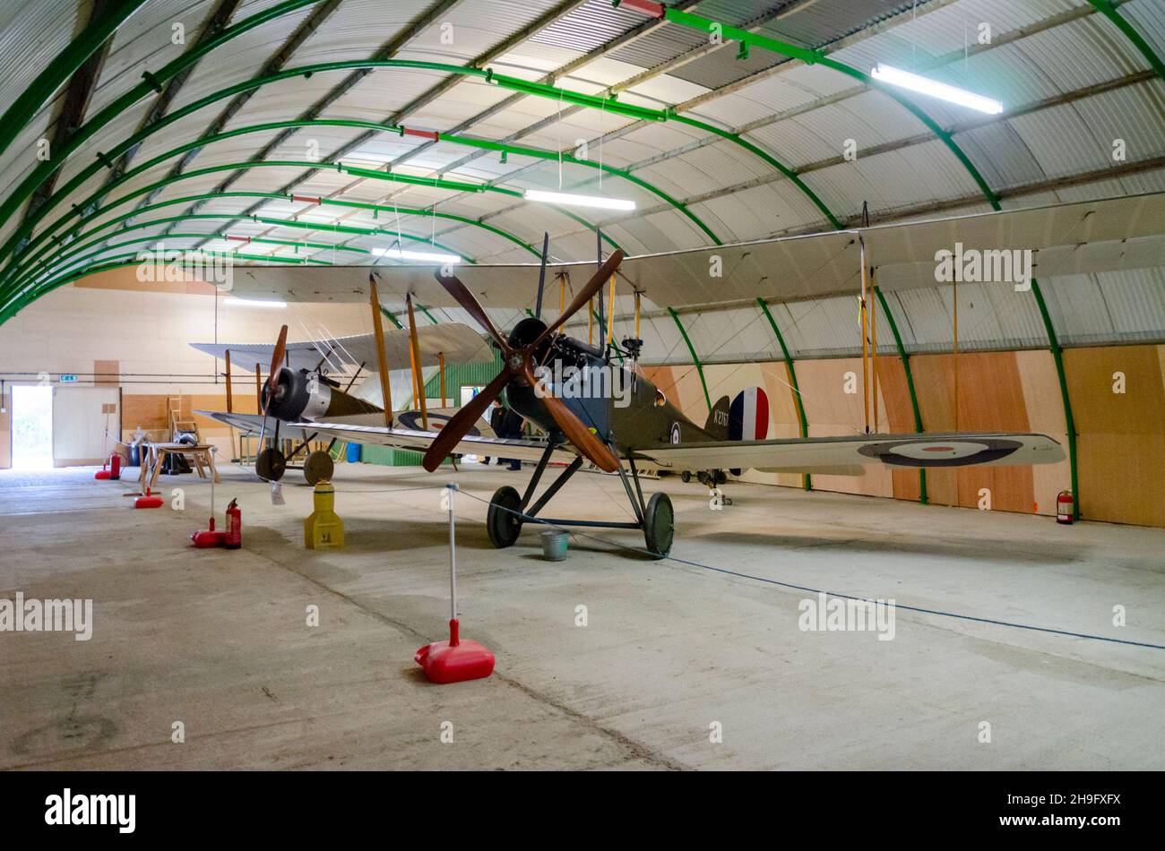 Réplique aérienne de l'avion de chasse de la première Guerre mondiale dans un nouveau hangar sur l'aérodrome historique de Stow Maries.Royal Aircraft Factory B.E.2 Banque D'Images