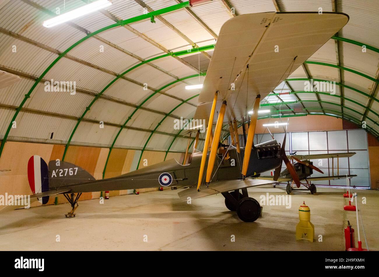 Réplique aérienne de l'avion de chasse de la première Guerre mondiale dans un nouveau hangar sur l'aérodrome historique de Stow Maries.Royal Aircraft Factory B.E.2 Banque D'Images