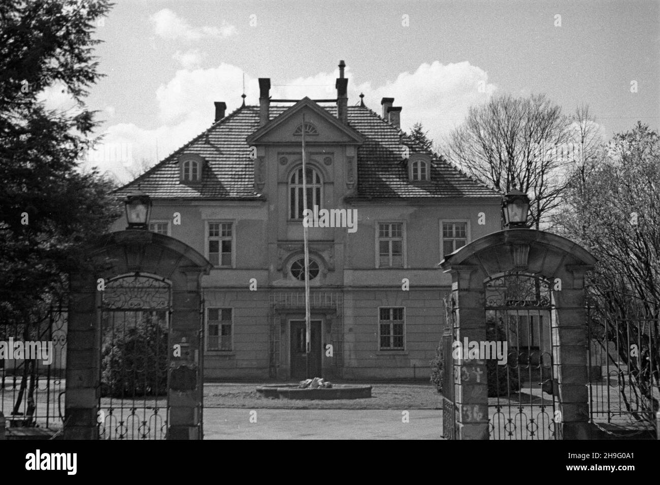 Kowary, 1948-04.Budynek dawnego szpitala z ok.1905 roku przy ul.Jeleniogórskiej 14. RD PAP Dok³adny dzieñ wydarzenia nieustalony.Kowary, avril 1948.Le bâtiment de l'ancien hôpital construit vers 1905 au 14, rue Jeleniogorska. RD PAP Banque D'Images