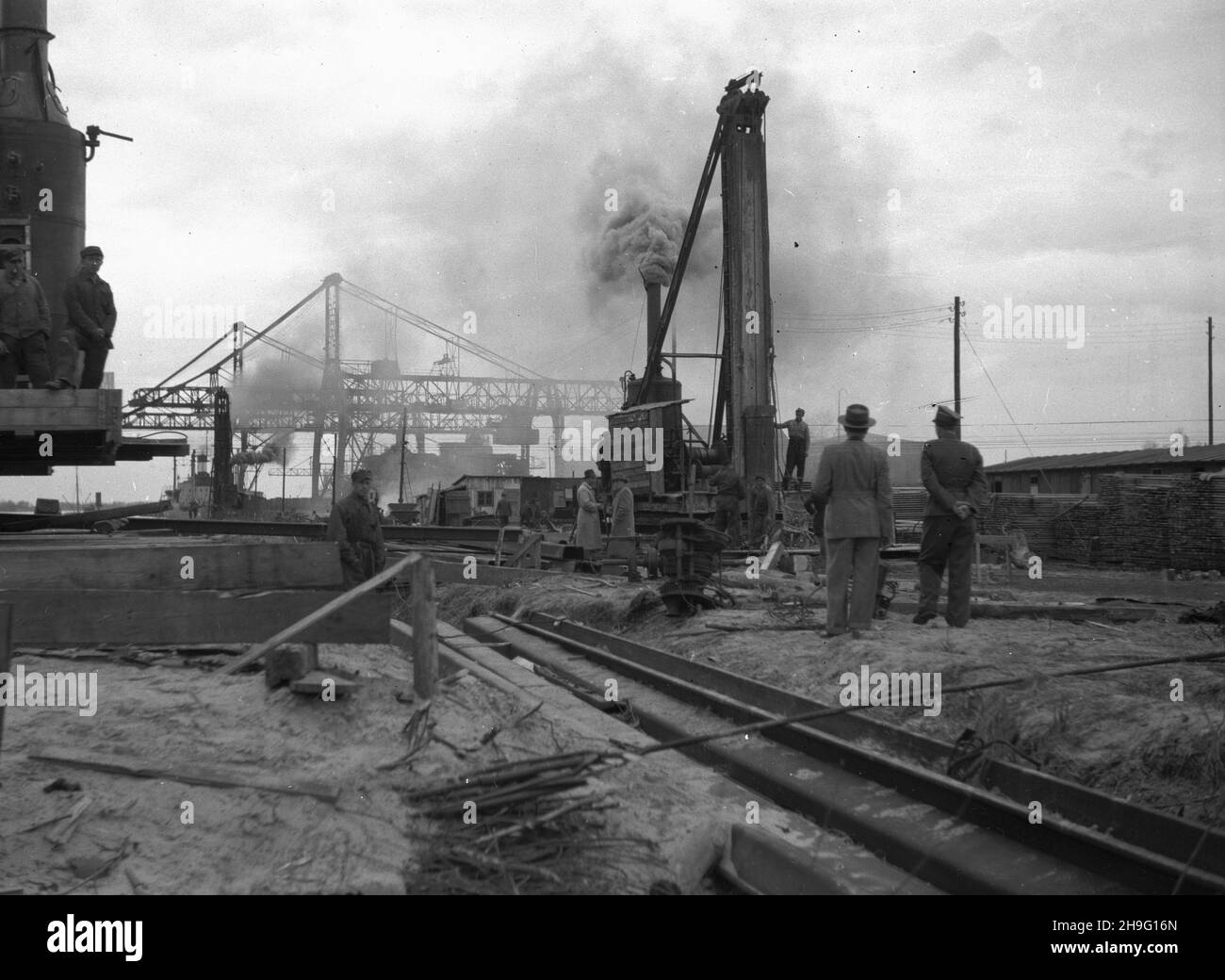 Szczecin, 1948-04.Port szczeciñski.PRACE budowlane na nabrze¿ach Basenu Kaszubskiego. kw PAP Dok³adny dzieñ wydarzenia nieustalony.Szczecin, avril 1948.Port de Szczecin.Travaux de construction au quai de Kaszubski. kw PAP Banque D'Images