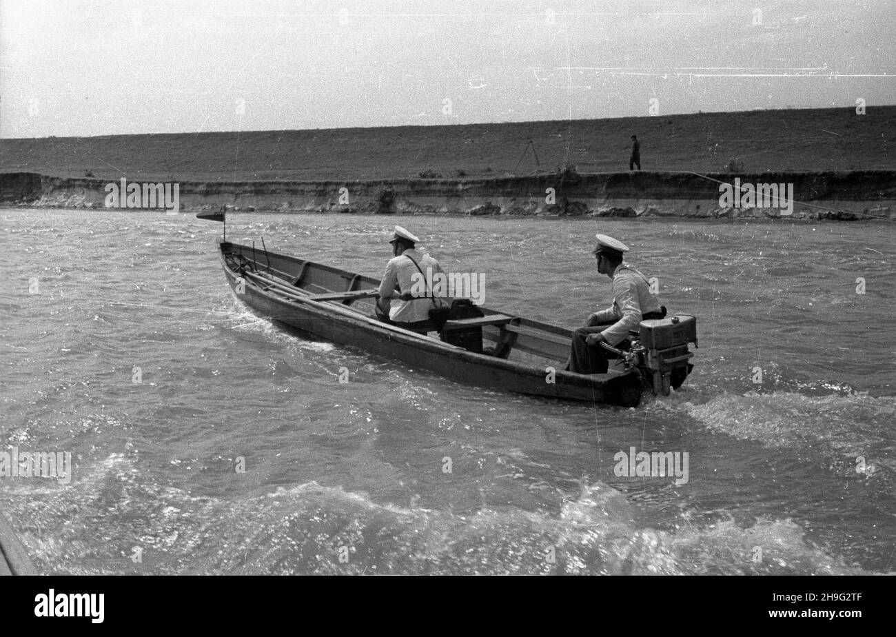 Varsovie, 1948-06.Patrol Milicji Rzecznej na Wiœle. mb PAP Dok³adny dzieñ wydarzenia nieustalony.Varsovie, juin 1948.Une patrouille de police sur la Vistule. mb PAP Banque D'Images