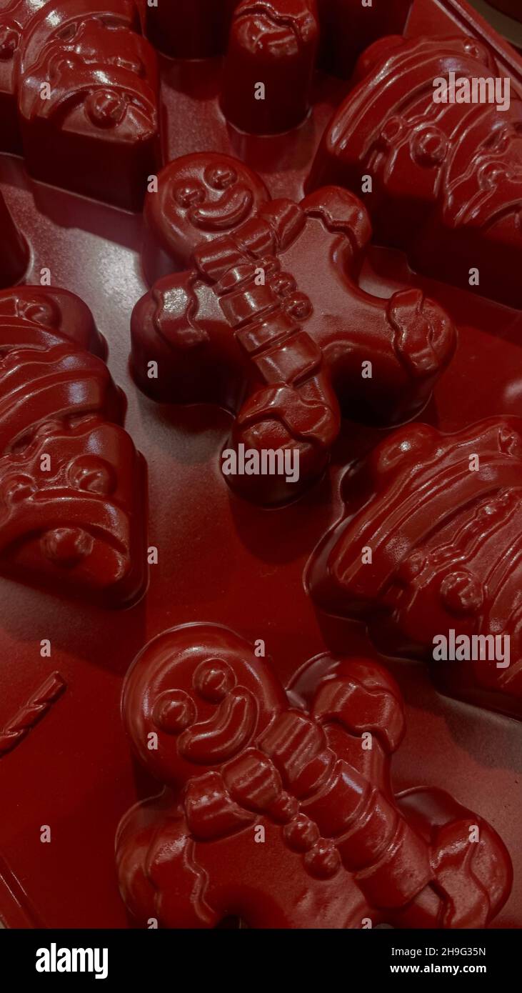 Des silicons rouges pour le pain de gingers de Noël. Banque D'Images