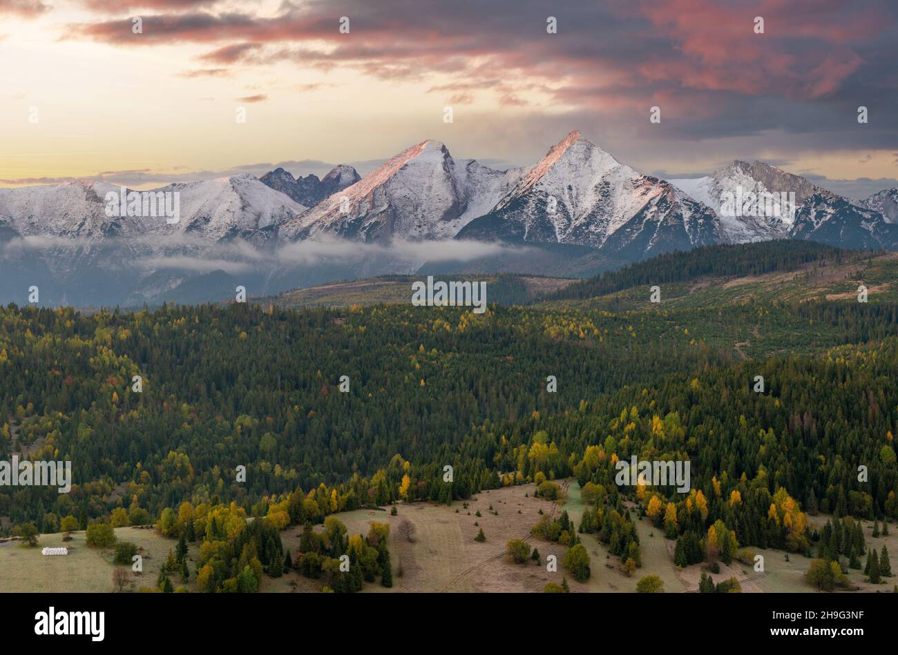 Vue sur les sommets enneigés des montagnes dans une matinée magnifique et spectaculaire.Tatra Mountain, Slovaquie Banque D'Images