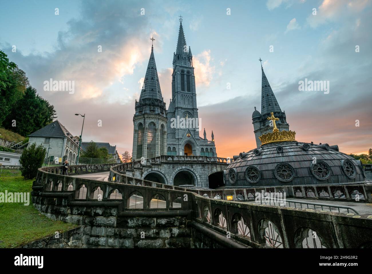 Sanctuaire de notre-Dame à Lourdes pendant un coucher de soleil phénoménal Banque D'Images