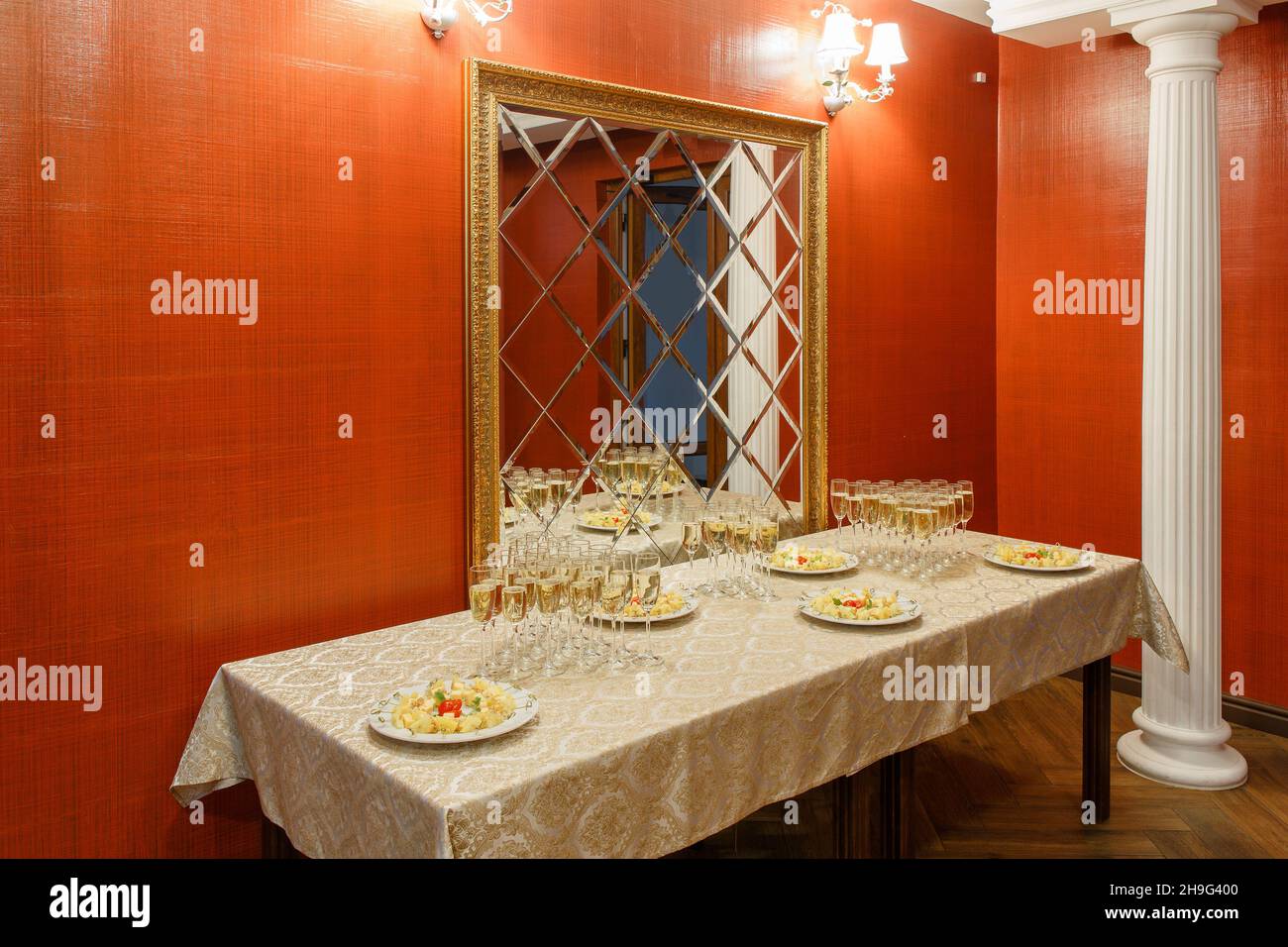 Le buffet à la réception.Verres de vin et de champagne.Assortiment de canapés sur table.Service de réception. Restauration, encas avec fromage et tom Banque D'Images