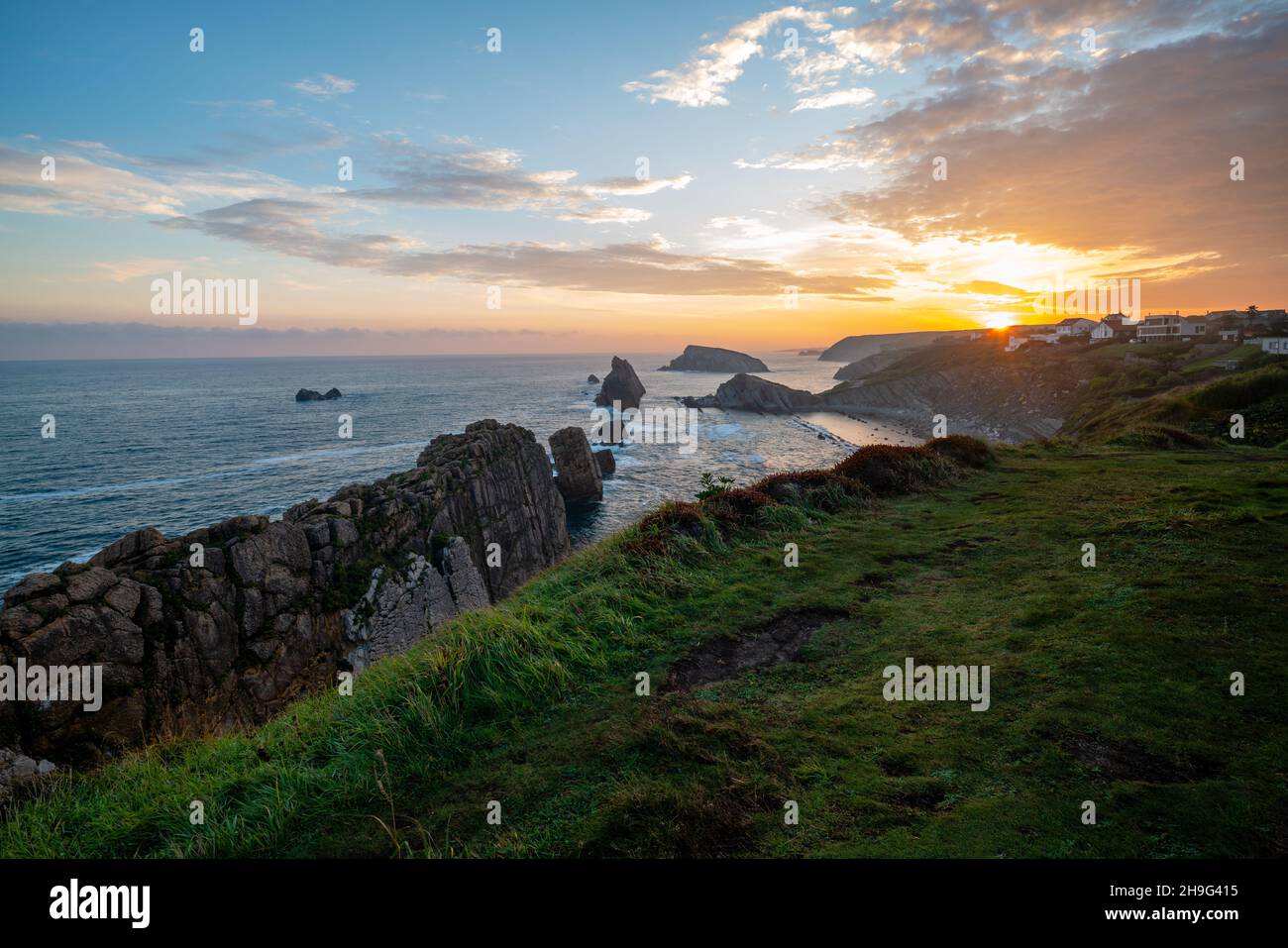 Des falaises incroyables sur la côte espagnole près de Santander pendant un beau lever de soleil. Banque D'Images