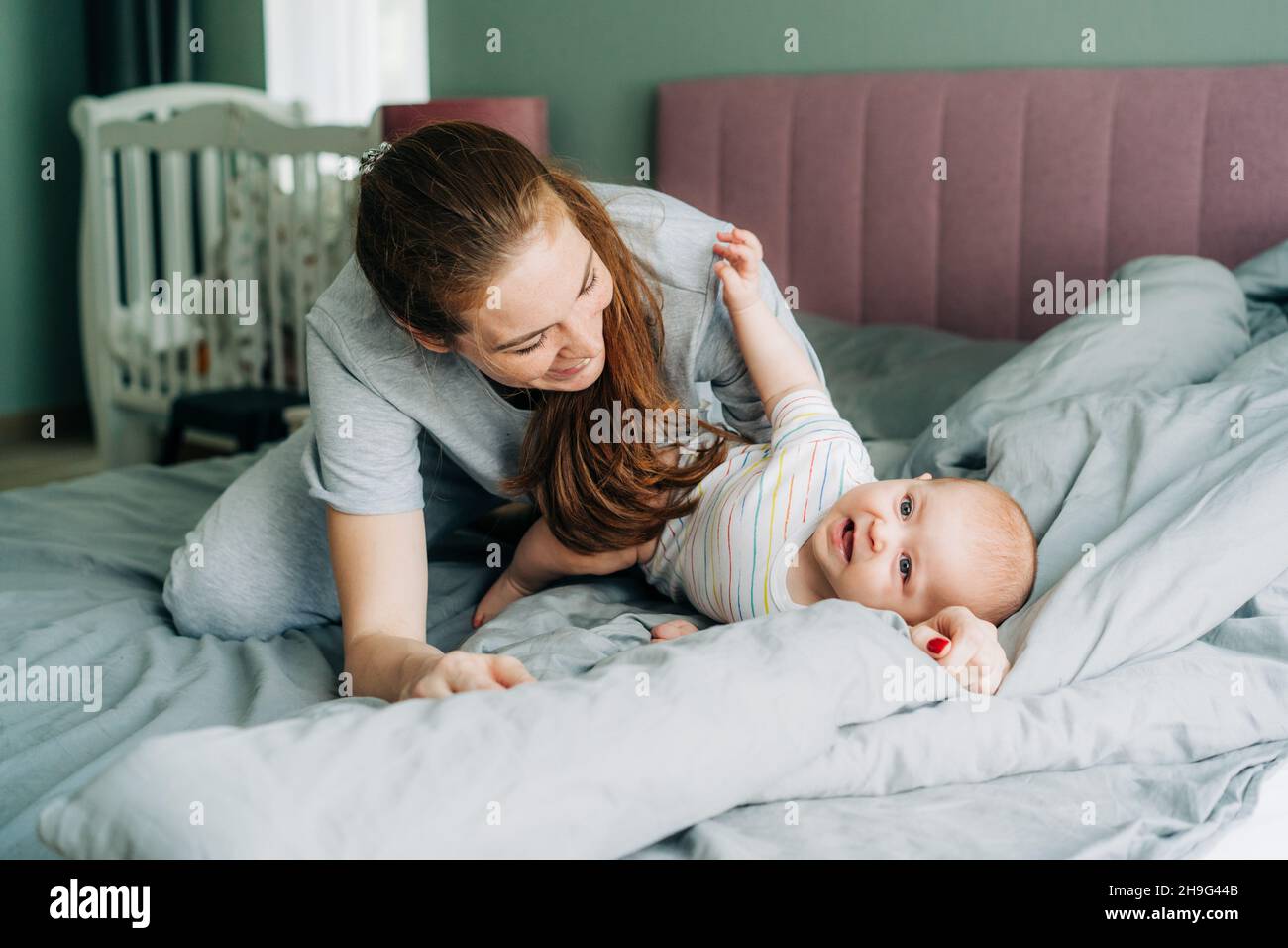 Bonne Maman Et Bebe Ont Le Temps Ensemble Dans Le Lit La Vie De Famille Heureuse La Jeune Mere Calin Son Innocent Adorable Nouveau Ne Le Matin Dans L Ete Photo Stock Alamy