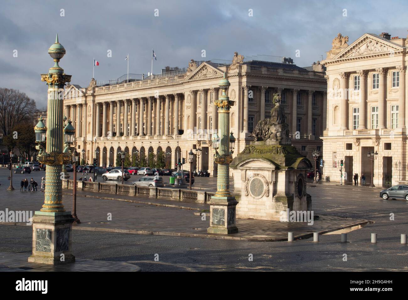 La place de la Concorde donne sur l'Hôtel de la Marine et l'Hôtel de Crillon, l'une des plus grandes places publiques de Paris, France Banque D'Images