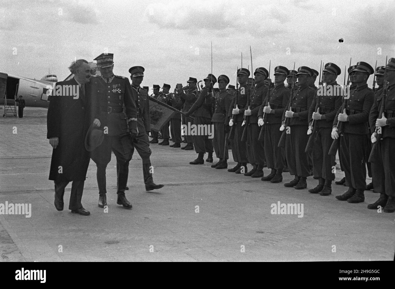 Varsovie, 1948-06-01.Wizyta delegacji rz¹dowej Bu³garii z premierem Georgi Dymitrowem na czele W Polsce (28 maja - 1 czerwca).Uroczystoœæ po¿egnania na lotnisku Okêcie.NZ.Georgi Dymitrow (1L) i wiseminister obrony narodowej gen. Brygady Piotr Jaroszewicz (2L) dokonuj¹ przegl¹du Kompanii Reprezentacyjnej Wojska Polskiego. mb PAPVarsovie, le 1er juin 1948.La délégation gouvernementale bulgare, dirigée par le PM Georgy Dymitrov, se rend en Pologne du 28 mai au 1er juin.La cérémonie d'adieu à l'aéroport d'Okecie.Photo : Georgy Dymitrov (1er à partir de la gauche) et le sous-ministre de la Défense, le Brigadier-général Pi Banque D'Images