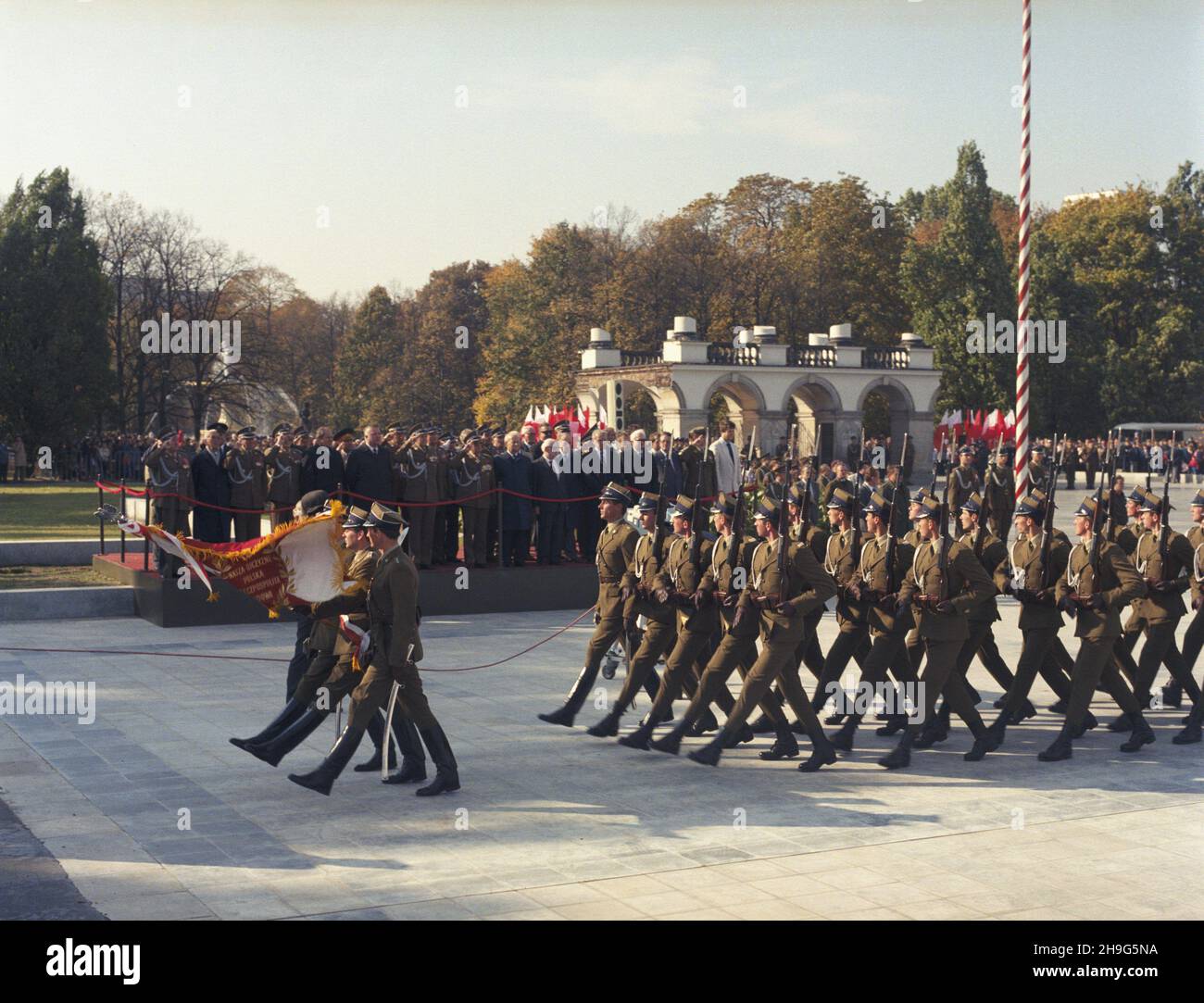 Varsovie 12.10.1987.Uroczystoœæ na placu Zwyciêstwa przed Grobem Nieznanego ¯o³nierza z okazji obchodów Dnia Ludowego Wojska Polskiego.NZ. Defilada wojskowa przed trybun¹ honorow¹. uu PAP/Ireneusz SobieszczukVarsovie 12 octobre 1987.Cérémonies marquant le jour de l'armée polonaise devant la tombe du soldat inconnu sur la place Zwyciestwa.Photo : un défilé militaire. uu PAP/Ireneusz Sobieszczuk Banque D'Images