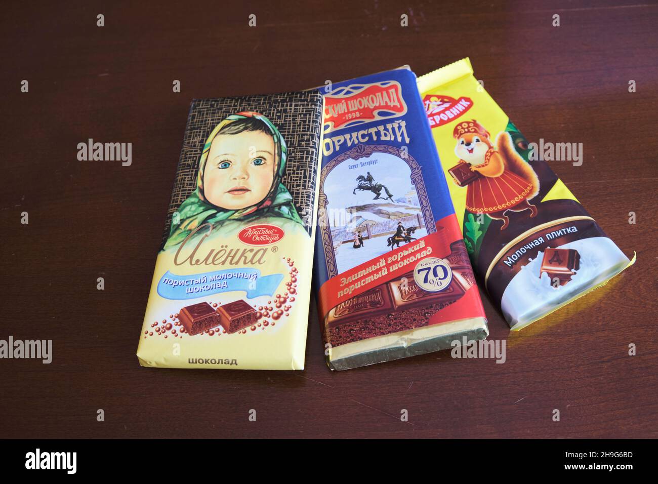 Une sélection de barres classiques russes de bonbons au chocolat, dont Alenka, Dybrovnik et Saint-Pétersbourg.À Tachkent, Ouzbékistan. Banque D'Images