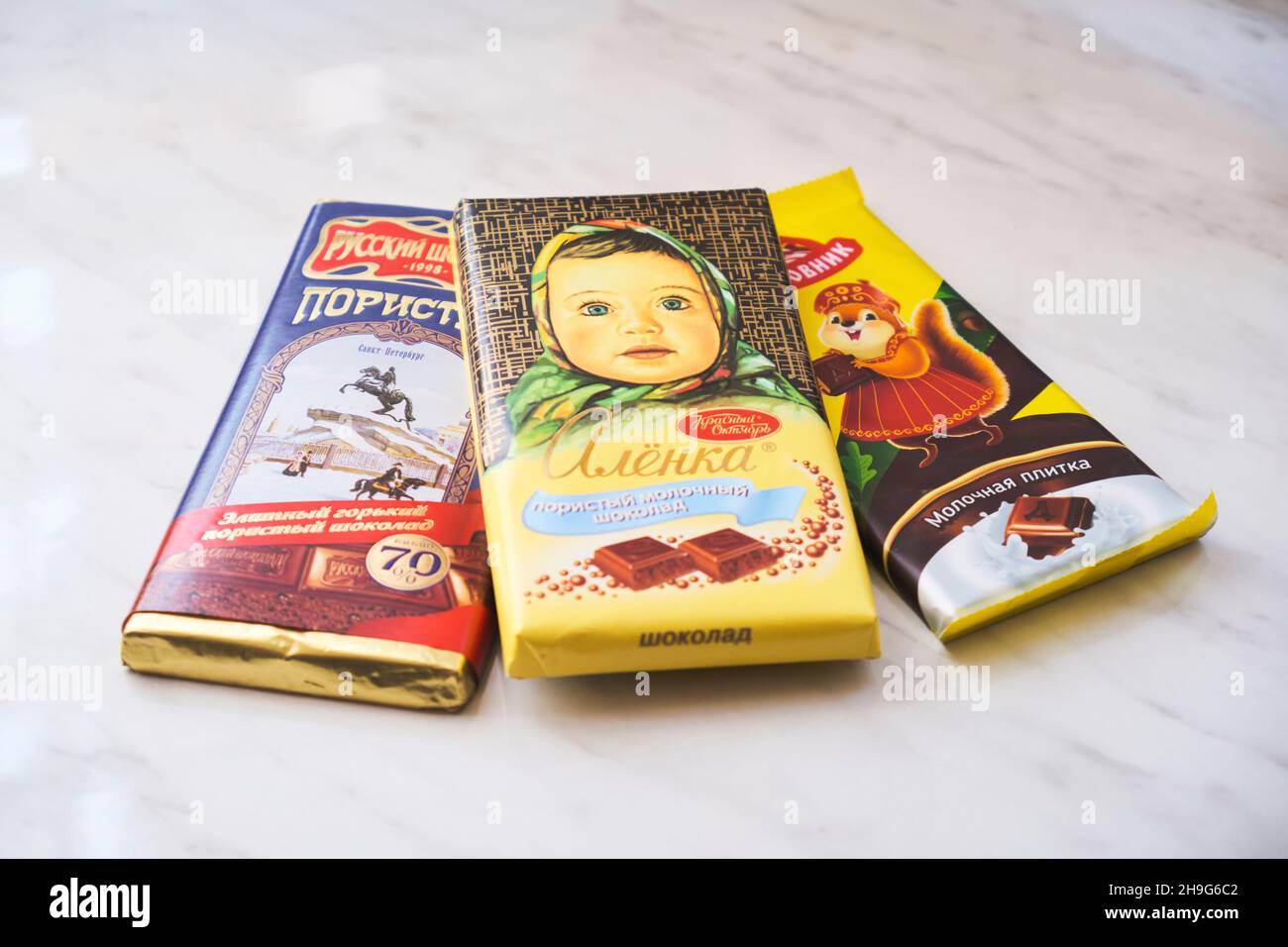 Une sélection de barres classiques russes de bonbons au chocolat, dont Alenka, Dybrovnik et Saint-Pétersbourg.À Tachkent, Ouzbékistan. Banque D'Images