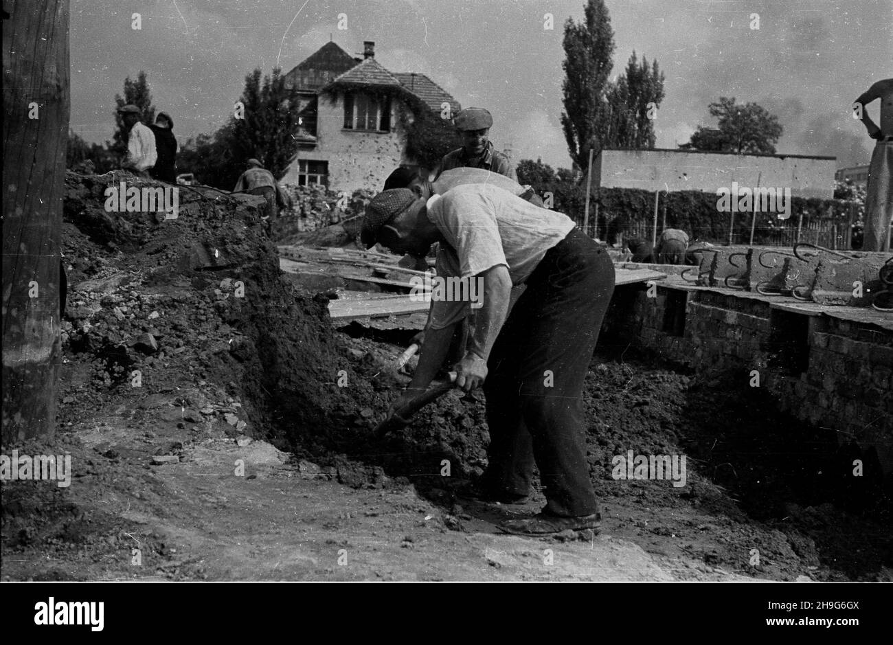 Varsovie, 1948-06.Budowa osiedla Warszawskiej Spó³dzielni Mieszkaniowej (WSM) przy alei Niepodleg³oœci W dzielnicy Mokotów.NZ. Zasypywanie wykopu wokó³ piwnic. AS PAP Dok³adny dzieñ wydarzenia nieustalony.Varsovie, juin 1948.Construction d'une colonie de la Warsaw Building Association (WSM) sur l'avenue Niepodleglosci dans le district de Mokotow.Photo : ouvriers remplissant une fosse autour du sous-sol. Comme PAP Banque D'Images