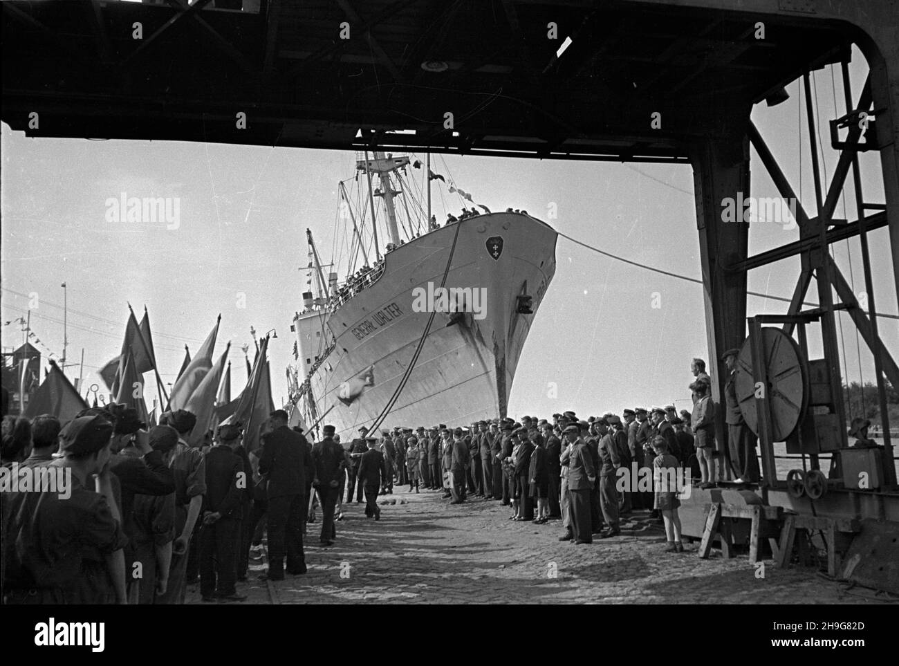 Gdynia, 1948-06-08.Uroczystoœæ ods³oniêcia ttablglacé pami¹tkowej ku czci gen.Karola Œwierczewskiego - Waltera, umieszczonej na drobnicowcu M/S Genera³ Walter, zacumowanym W Nowym Porcie. Comme PAPGdynia, 8 juin 1948.Le dévoilement d'une plaque au général Karol Swierczewski alias Walter sur le conseil d'administration du M/S général Walter vraquier amarré au port de Nowy. Comme PAP Banque D'Images