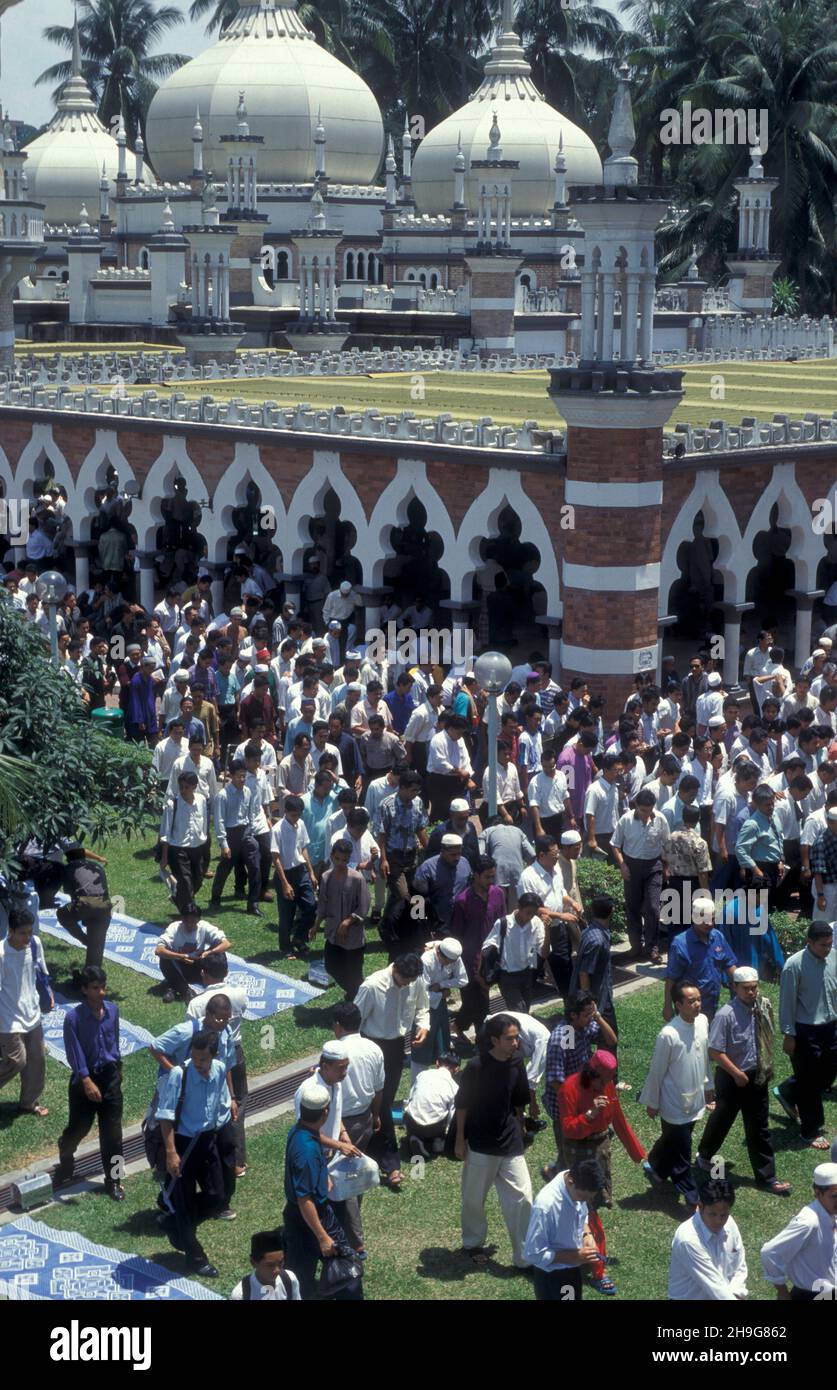 Les gens prient à la mosquée de Masjid Jamek dans la ville de Kuala Lumpur en Malaisie.Malaisie, Kuala Lumpur, août 1997 Banque D'Images