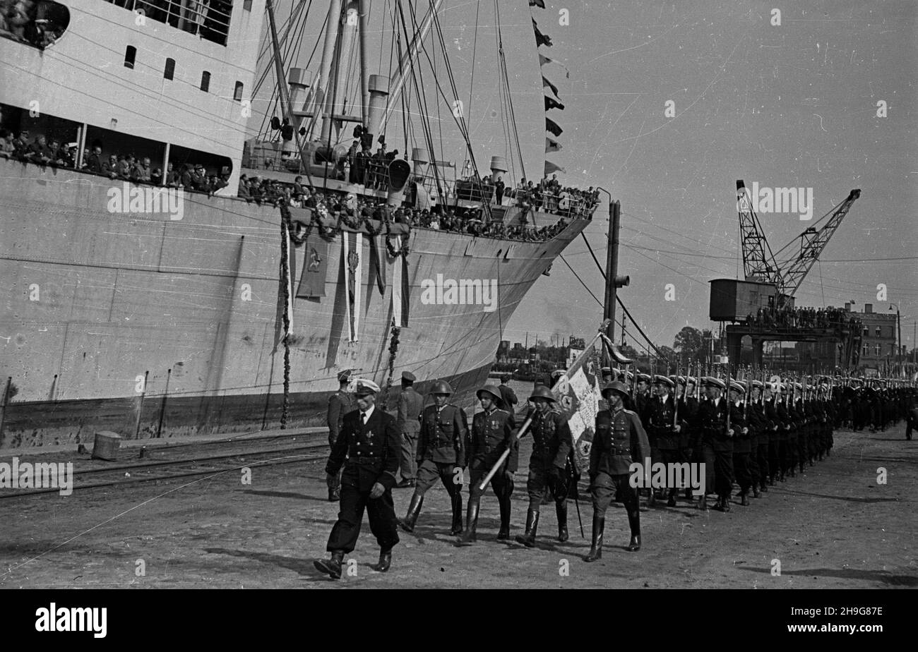 Gdynia, 1948-06-08.Uroczystoœæ ods³oniêcia ttablglacé pami¹tkowej ku czci gen.Karola Œwierczewskiego - Waltera, umieszczonej na drobnicowcu M/S Genera³ Walter, zacumowanym W Nowym Porcie.NZ. Defilada na nabrze¿u Polskich Si³ Zbrojnych. Comme PAPGdynia, 8 juin 1948.Le dévoilement d'une plaque au général Karol Swierczewski alias Walter sur le conseil d'administration de M/S General Walter Bulk Carrier amarré au port de Nowy.Photo : le défilé des forces armées polonaises sur le quai. Comme PAP Banque D'Images