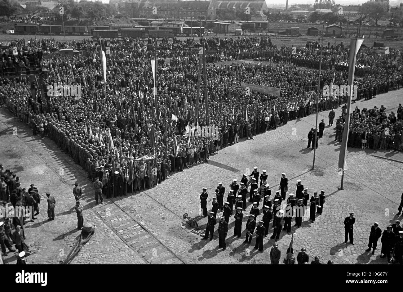 Gdynia, 1948-06-08.Uroczystoœæ ods³oniêcia ttablglacé pami¹tkowej ku czci gen.Karola Œwierczewskiego - Waltera, umieszczonej na drobnicowcu M/S Genera³ Walter, zacumowanym W Nowym Porcie.NZ. na pierwszym planie Orkiestra Reprezentacyjna Marynarki Wojennej. AS PAPGdynia, 8 juin 1948.Le dévoilement d'une plaque au général Karol Swierczewski alias Walter sur le conseil d'administration de M/S General Walter Bulk Carrier amarré au port de Nowy.Photo: Dans la forground, l'orchestre de la Marine polonaise. Comme PAP Banque D'Images