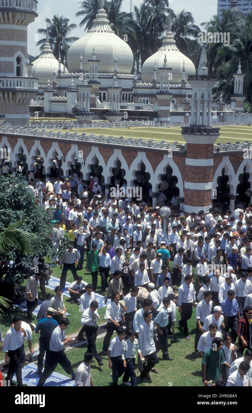 Les gens prient à la mosquée de Masjid Jamek dans la ville de Kuala Lumpur en Malaisie.Malaisie, Kuala Lumpur, août 1997 Banque D'Images